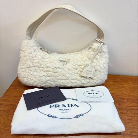Prada 白色羊羔毛hobo包