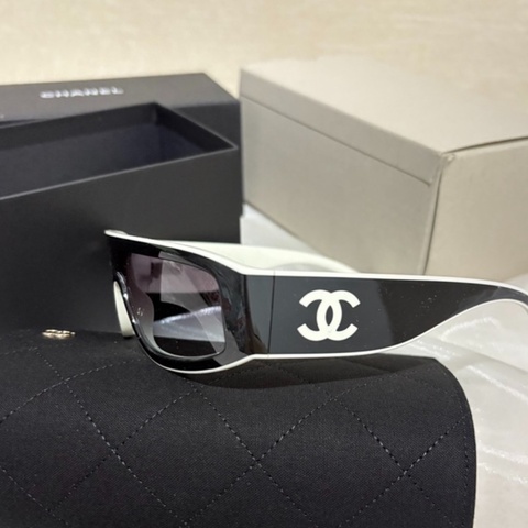 🌷全新代購！Chanel 香奈兒 Logo黑白熊貓配色 CH6057