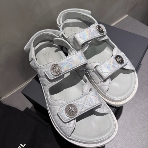 Chanel 徽章光澤 炫彩涼鞋🪽