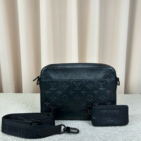 Louis Vuitton 黑色老花全皮壓紋郵差包斜背包