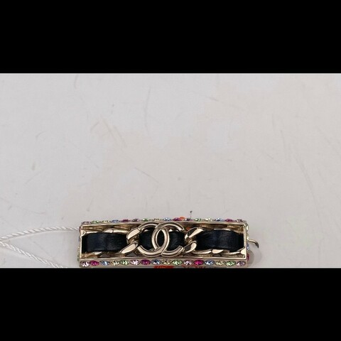 Chanel 21P黑金皮穿链彩色莱茵石滚边发夹