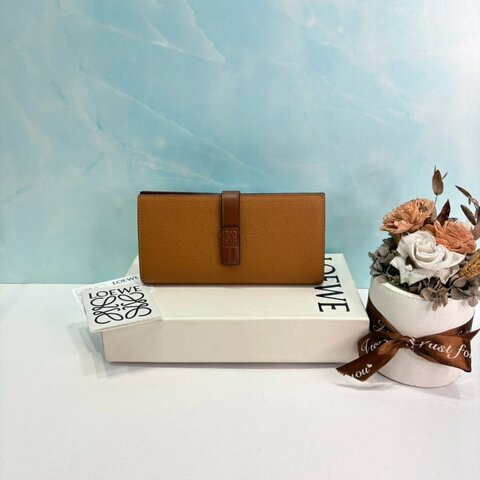 LOEWE Large Vertical棕色釦帶長夾
