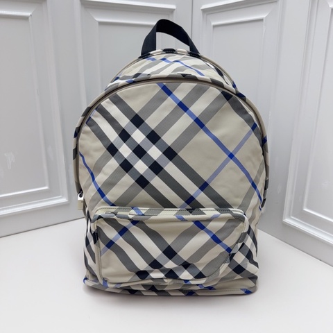 閒置新帶吊牌未使用 BURBERRY 藍黑色斜格紋雙肩包 尼龍面料自重輕 耐造 通勤出遊都適配男女同款 低調又有辨識度 日常出行的百搭剛需款~~(僅運輸壓置痕跡)尺寸:32.5*38*17 附件:說明書 