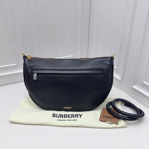 閒置新未使用 Burberry Olympia弧形拋光羊皮黑色腋下包軟糯小羊皮+編織肩帶 半月輪廓很有辨識度 腋下背溫柔 斜挎隨性 日常通勤實用性拉滿 不撞款~~尺寸:32*21*2.5 附件:防塵袋 吊牌 