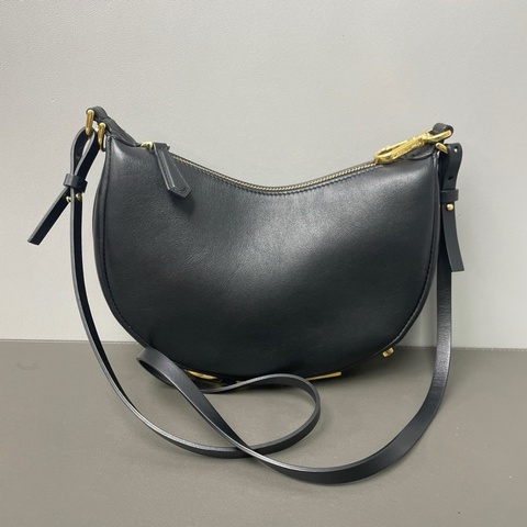 FENDI/芬迪 黑金NanoFendigraphy系列手拿月牙包