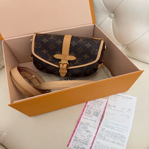 近新LV LOUIS VUITTON Saumur BB原花新款M46740小馬鞍包斜背包肩背包