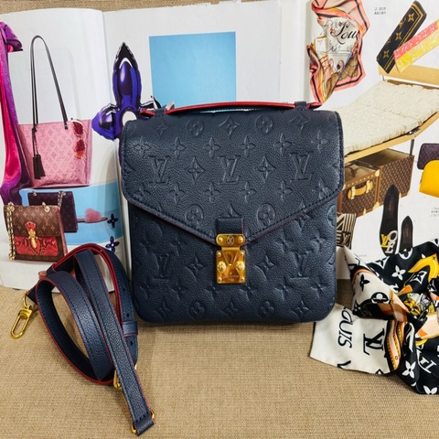 LV Pochette Métis海軍藍郵差包  壓花Monogram帆布+金屬鎖扣超有質感✨肩帶可調節，