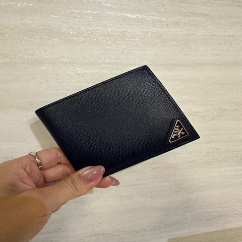 Prada 深藍防刮牛皮8卡對開短夾2MO513