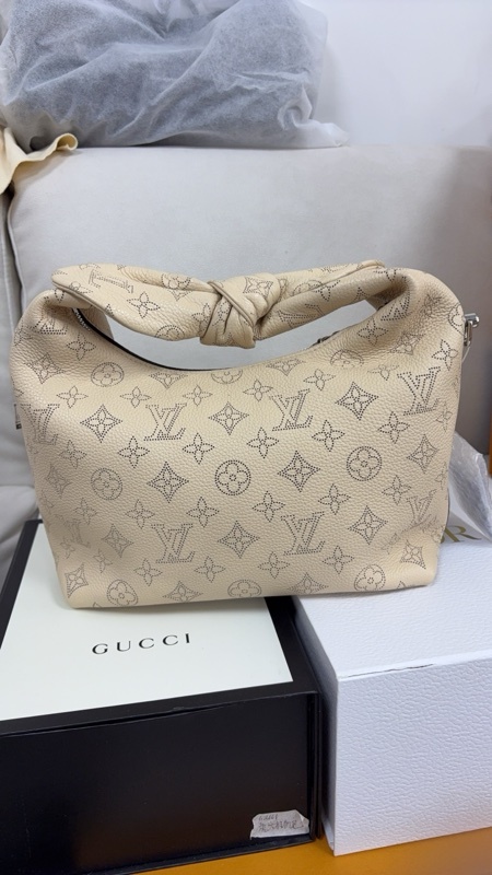路易威登/Louis Vuitton Why Knot 鏤花穿孔牛皮革