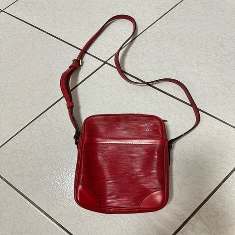 Louis Vuitton(路易威登) 經典的 Epi 水波紋皮革 Danube 相機包/斜背包(紅色,型號參考 M45637)