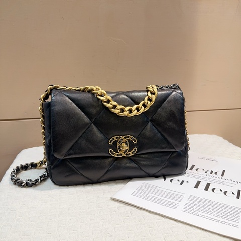 Chanel 金釦19手提斜背包