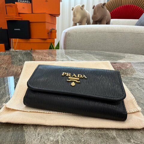 PRADA 鑰匙包 6 排鑰匙包皮革黑色