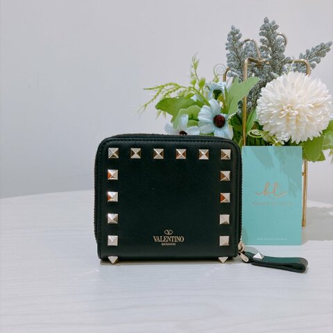 TK2157	Valentino 范倫鐵諾經典鍋釘兩摺銀包 Garavani Rockstud Zip-around Black X GHW Leather Wallet