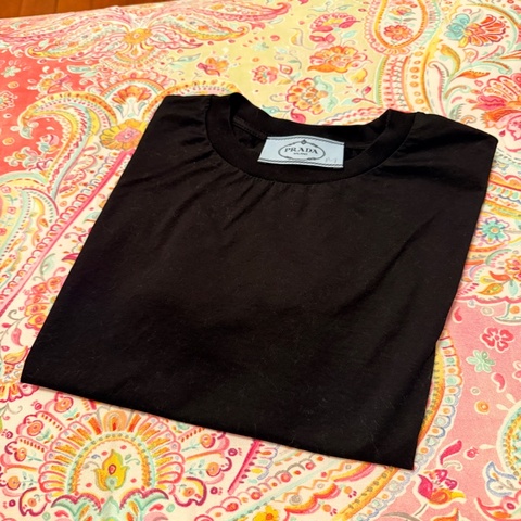 黑色PRADA素色Tee