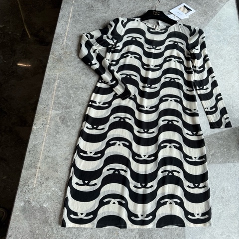 Chanel21p黑白双c波浪纹连衣裙fr34~~