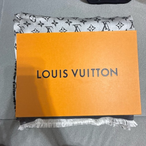 🧡 Louis Vuitton LV 經典 Monogram 灰色圍巾