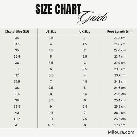 Chanel   黑色羊皮平底涼鞋，搭配了印有品牌標誌性字母與雙 C Logo 的絲巾綁帶設計。
