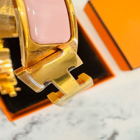 Hermès Clic H 櫻花粉。全新閒置未使用