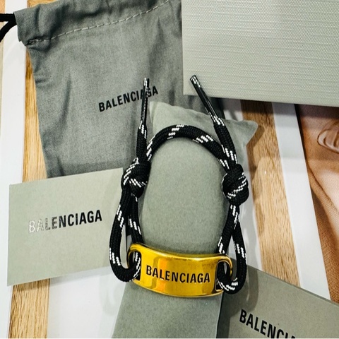 淬鍊黃銅與高街時尚的頂級碰撞：Balenciaga Plate