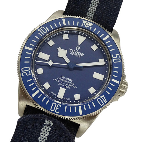 Tudor Pelagos FXD 25707B 24 男士自動腕錶，鈦金屬錶殼，織物錶帶，銀色和藍色。