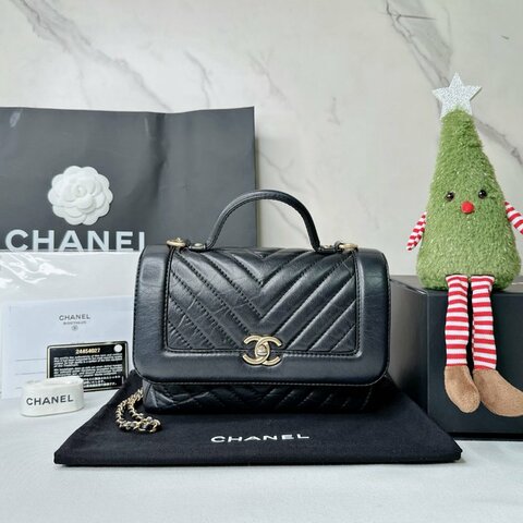 CHANEL 黑金羊V紋鏈帶包