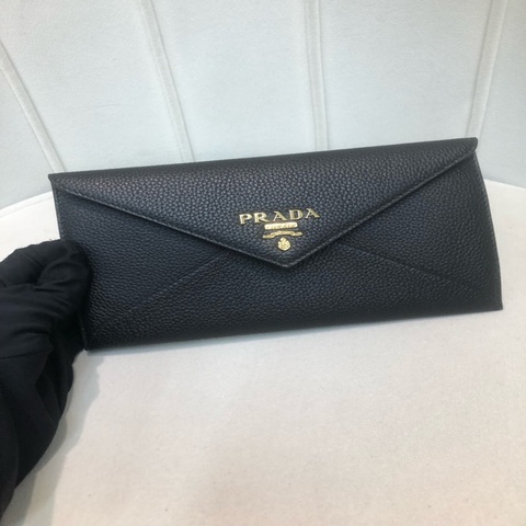 Prada 黑色金字信封銀包 XC954