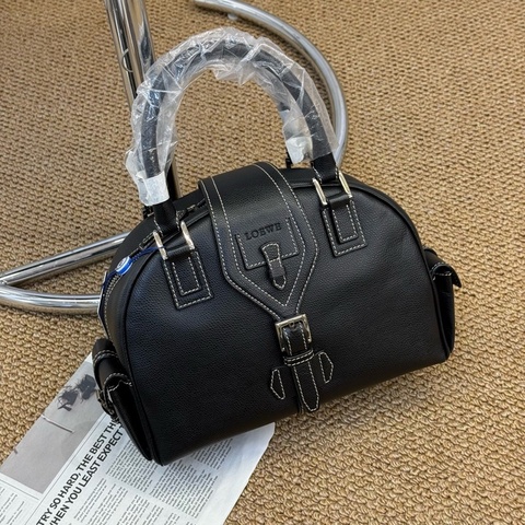 Loewe黑銀全皮半月保齡球手提