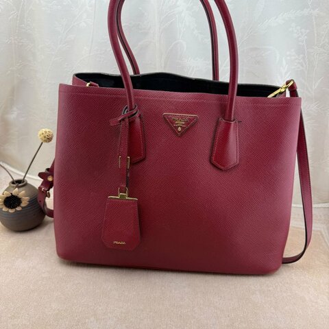 正品 Prada 酒紅色十字紋托特包