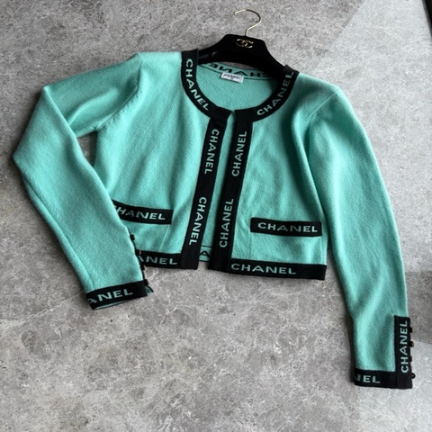 Chanel95年湖蓝色字母滚边开衫~~