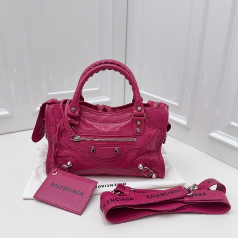 98新  Balenciaga Classic 巴黎世家機車包 mini 玫紅色配銀色五金   復古做舊 油蠟羊皮油蠟褶皺 自帶自然做舊肌理 越背越有復古質感  日常隨便用不怕刮    尺寸：24*15*9 附件：鏡子 肩帶 塵袋 