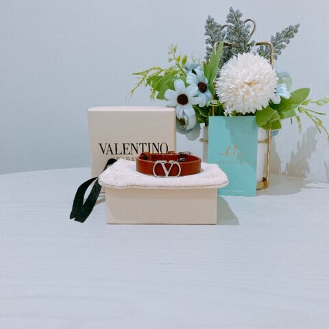 TK2158	華倫天奴 小牛皮手帶 Valentino Signature Grainy Calfskin Bracelet Brown X PHW