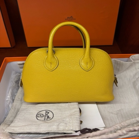 Hermes 愛馬仕保齡球 bolide mini B4陽光黃 山羊皮 stampW 銀扣  尺寸：19*14*8 成色：閒置新 附件：全套（盒子，塵袋，票，肩帶，說明書）。