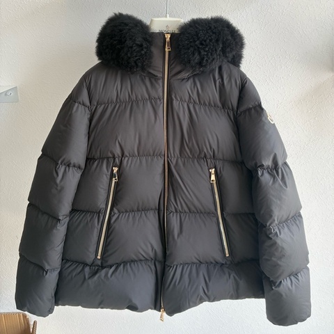 Moncler 黑色連帽毛絨羽絨外套1號