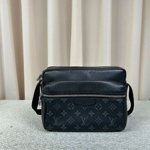 Louis Vuitton Outdoor 黑色經典老花郵差包斜背包