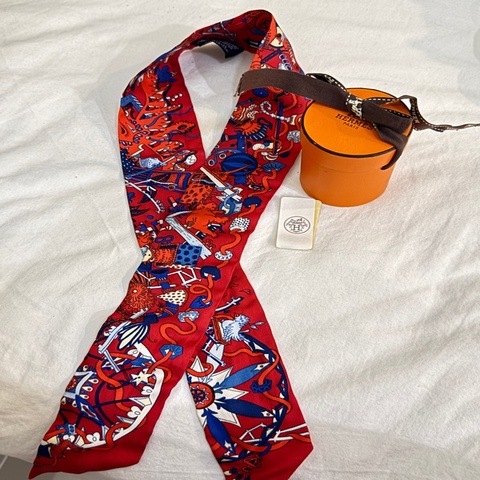 【專櫃正品】HERMES 愛馬仕 Twilly 絲巾 La Folle Parade 瘋狂遊行（紅/藍/白）附橘盒