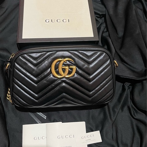 GUCCI MARMONT金釦黑皮革馬夢系列相機包（23X6.5X14）