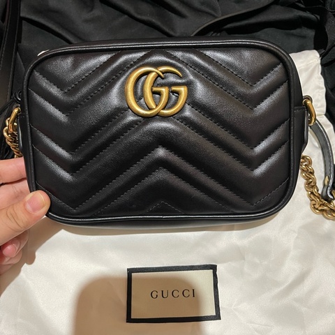 GUCCI MARMONT MINI馬夢系列金釦黑相機包（17X5.5X11）
