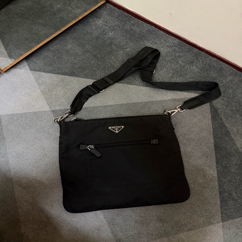 Prada經典三角LOGO尼龍帆布斜背包