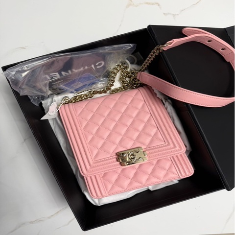 Chanel 香奈兒粉色金扣豎版leboy  尺寸20×16，牛皮 成色99新 部分五金膜都在