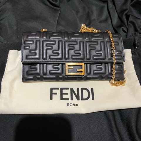 FENDI  WOC金釦黑皮革側背包