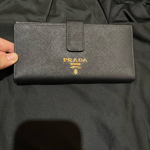 PRADA 金釦黑防刮牛皮長夾