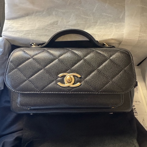 Chanel香奈兒 黑金荔枝紋牛皮郵差包-小號，尺寸：19*7*14cm