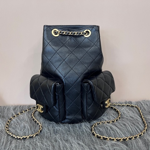Chanel黑羊皮菱格紋霧金釦前雙口袋束口後背包AS5310