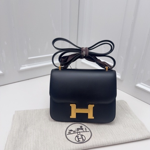 98新以上Hermes愛馬仕 Constance康康19黑金Y刻  Tad皮小牛皮 適合小個子的尺寸 黑金經典保值 耐磨耐造  內里容量日常夠用～ 尺寸：18.5*15*4 附件：塵袋 