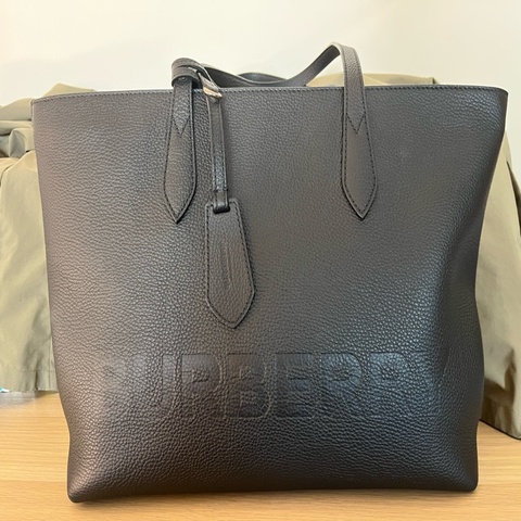 BURBERRY Remington Large 黑色荔枝紋皮革大型托特包|未使用保管品|壓印LOGO