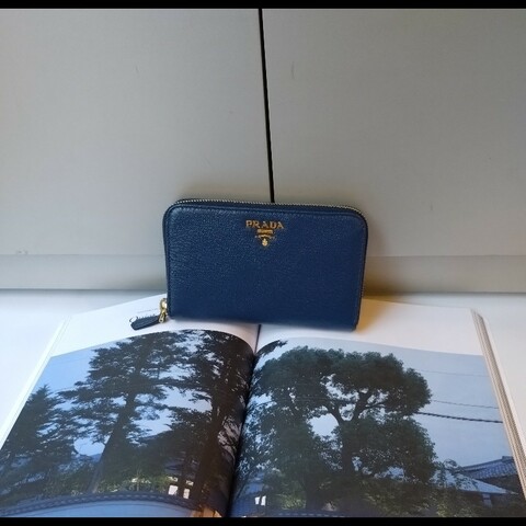 PRADA 藍皮拉鍊中夾