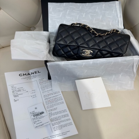 全新CHANEL黑色小羊皮菱格紋淡金扣20cm Mini COCO口蓋包A69900