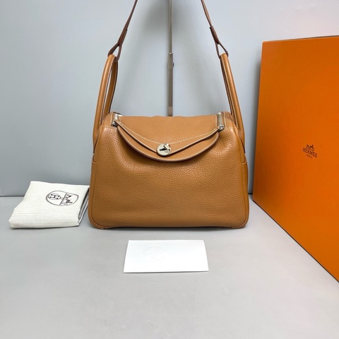 Hermes/愛馬仕 Lindy30棕色 尺寸：30*21*15  x刻 甜甜價