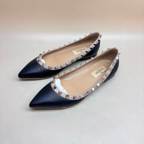 VALENTINO/華倫天奴 黑色鉚釘尖頭平底鞋 35.5碼 95新 品相不錯