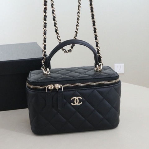 98新 Chanel香奈兒長盒子鏈條化妝包，新版帶鏡子 尺寸16*10*8，配件盒子。